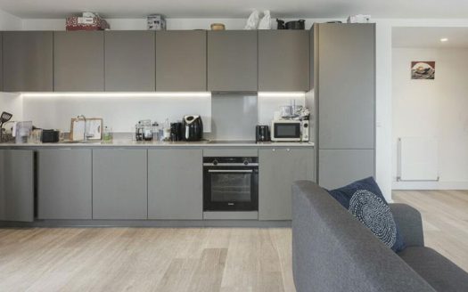 3 Bedroom Fourth Floor Apartment in Stratford, London