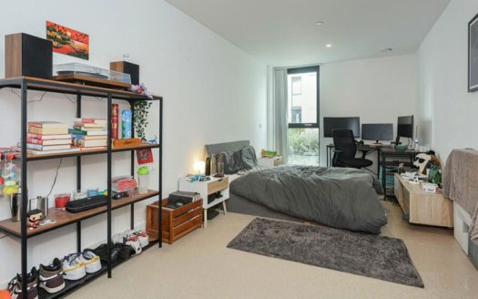 3 Bedroom Fourth Floor Apartment in Stratford, London