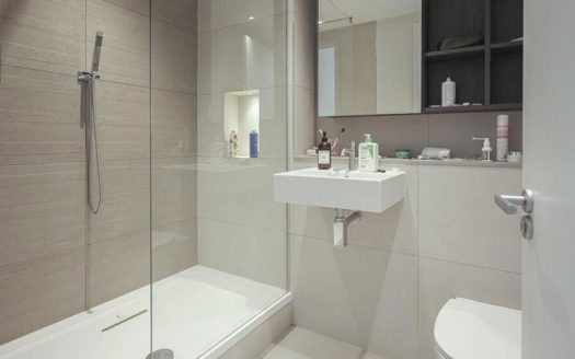 3 Bedroom Fourth Floor Apartment in Stratford, London