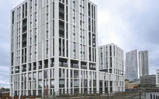 3 Bedroom Fourth Floor Apartment in Stratford, London