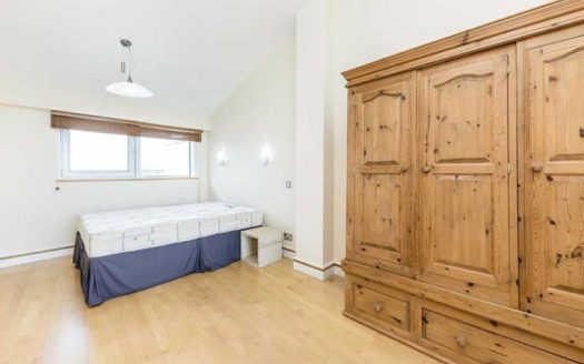3 Bedroom Penthouse Apartment in Greenwich, London