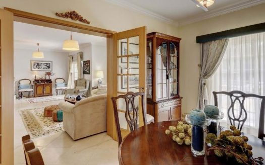 5 Bedroom Family House with pool in Marisol, Lisbon