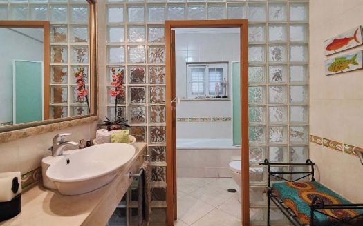 5 Bedroom Family House with pool in Marisol, Lisbon