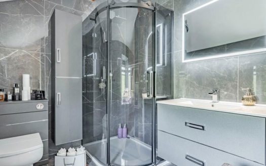 3 Double Bedrooms House in Rochdale, Manchester