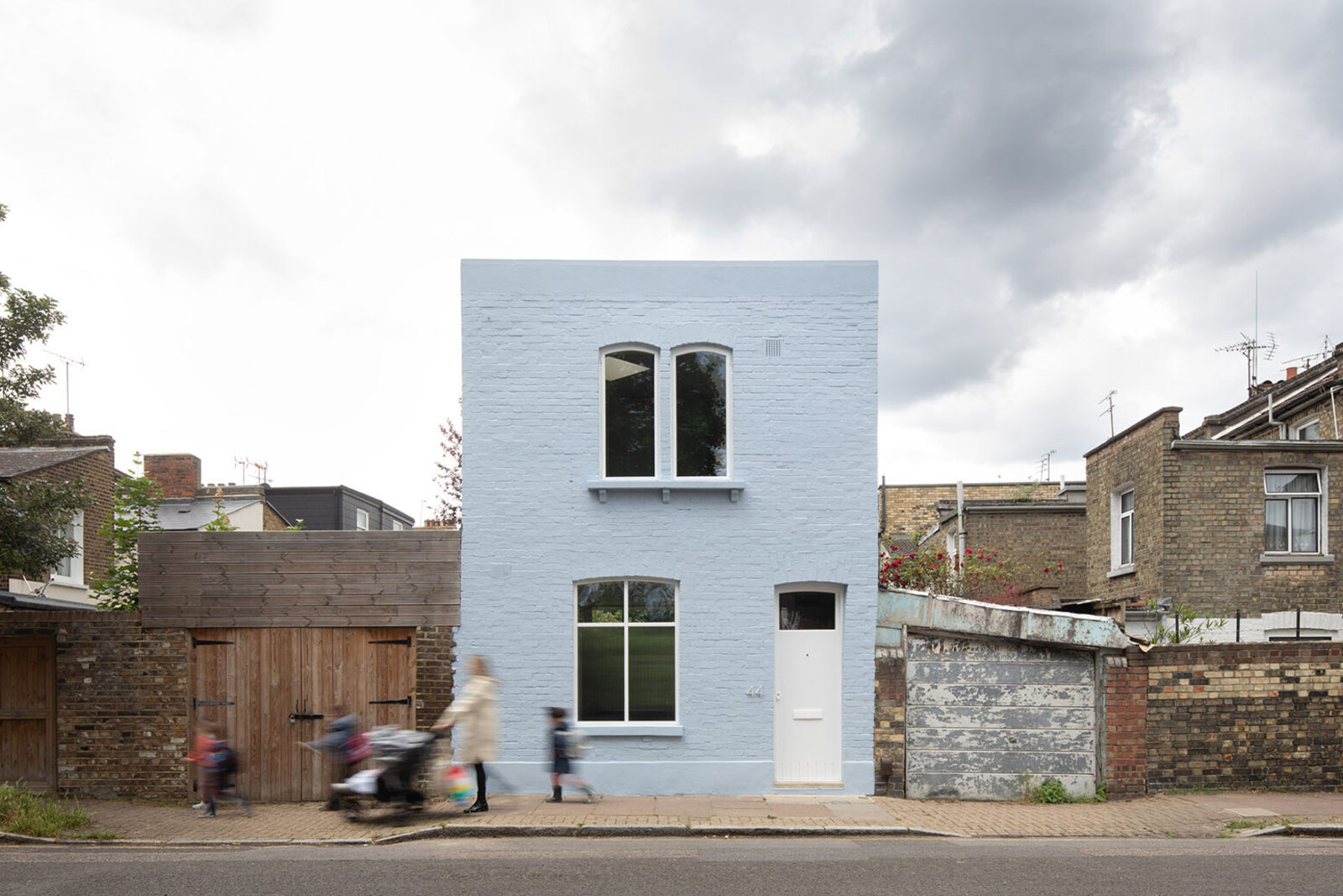 Tangled Up in Blue: a Diminutive Urban Cottage Designed by Fardaa